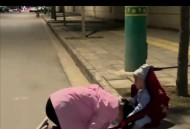 跪地拦车救受伤母亲,跪地拦车救受伤母亲视频