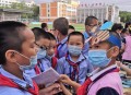 向质疑校服男子道歉,宁夏彭阳一中学“校服印枸杞品牌名”，负责校服捐助的公益组织负责人致歉：很自责，校服已经全部回收调换。你怎么看？