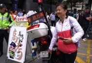 考生排队摸985车牌,