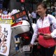 考生排队摸985车牌,