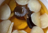 饭馆吃完饭往碗吐痰,中午在外面饭店吃饭，旁边桌人一直咳嗽吐痰怎么办？