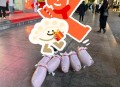 男子街头遛猪引围观,溜猪是什么意思？