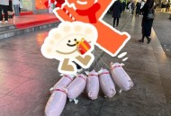 男子街头遛猪引围观,溜猪是什么意思？