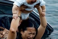 妈妈被娃抱摔倒,妈妈抱着孩子摔倒了