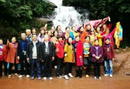 带46名老人去旅游 ,带46名老人去旅游英语
