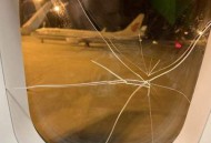 机场摆渡车被砸窗,机场摆渡车被砸窗户怎么办