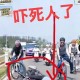 司机连续撞骑车男子,摩的司机被乘客拿刀插后脑，带伤骑车20分钟去报警，你怎么看？