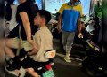 3巴掌打掉电梯门,电梯内殴打男孩