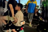 3巴掌打掉电梯门,电梯内殴打男孩