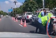 骑车被罚20躺地撒泼,马鞍山夫妻换座被查，袭警栽赃躺地撒泼，你怎么看？