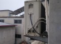 医院空调外机放大厅,在医院收费停车位内由于存在空调外机铁架导致停车时车引擎盖撞到铁架造成车损，可以向院方索赔吗？