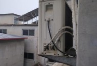 医院空调外机放大厅,在医院收费停车位内由于存在空调外机铁架导致停车时车引擎盖撞到铁架造成车损，可以向院方索赔吗？