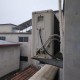 医院空调外机放大厅,在医院收费停车位内由于存在空调外机铁架导致停车时车引擎盖撞到铁架造成车损，可以向院方索赔吗？