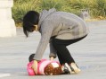 妈妈被娃抱摔倒,摔跤时腿被人抱住怎么办？