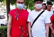 考生爸爸穿旗袍送考,考大学妈妈穿旗袍爸爸穿什么？