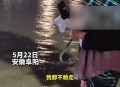 街头下水道爬出女子,街上下水道