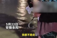 街头下水道爬出女子,街上下水道