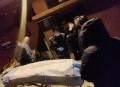 3男欲将醉酒女抬上车,女子被三男子劝酒