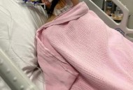 做切胃手术在ICU身亡,ICU中病人家属想要放弃治疗，医生拔了呼吸机气管，导致病人死亡，医生在法律上有错吗？