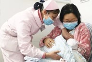 婴儿遭月嫂暴力喂奶,月嫂给宝宝喂奶文案？