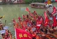 凤凰古城百人抢鸭子,凤凰古城的名品鸭是么名称？