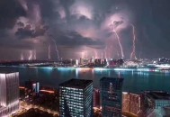 长沙暴雨楼梯变瀑布,长沙暴雨视频