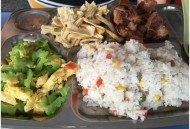 食堂无座站着吃饭,为什么国企食堂都面向一个方向坐？