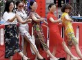 爸爸穿旗袍为儿应援,爸爸穿旗袍陪考