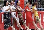 爸爸穿旗袍为儿应援,爸爸穿旗袍陪考