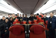 开飞机应急门赔7.7万,川航航班风挡玻璃破碎紧急迫降，乘客可以向川航进行索赔吗？