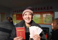 扶贫小组欠万元餐费,农村扶贫款哪个单位说了算？