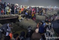 印度桥梁坍塌致9死,凌晨三点印度传来一声巨响，造成至少9人死亡，400人紧急送入医院，为什么这样？