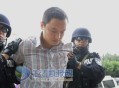 监狱通报装职工诈骗,公司诈骗怎抓普通员工还关在看守所，要关多长时间能放爻？