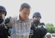 监狱通报装职工诈骗,公司诈骗怎抓普通员工还关在看守所，要关多长时间能放爻？