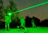 无人机高空相撞坠落,无人机夜晚在空中是什么样的？