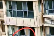 卖望远镜暗示可偷窥,对面楼邻居经常用望远镜偷窥，被我发现，是否报警？