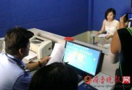 3男欲将醉酒女抬上车,上海醉酒乘客一上车就殴打公交司机，酒醒后还不承认：“我连一根手指也没碰过他”, 你怎么看？