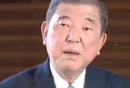 日本首相已决定辞职,请问：日本首相突然辞职是迫于美国的压力吗？