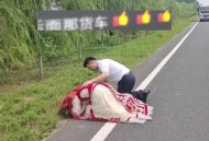 跪地拦车救受伤母亲,儿子向母亲下跪认错，母亲会原谅他吗？