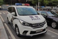 女网红违停跳上警车,女网红违停跳上警车视频