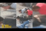 美国男子殴打初中生,美国中学生多大？