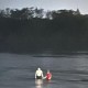 一女子凌晨跳湖身亡,黄石女子跳湖轻生，4岁儿子岸边哇哇大哭，男子深夜扑进湖里救人, 你怎么看？