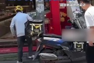 因好奇徒手抓蛇被咬,徒手摸蛇不怕咬原因？