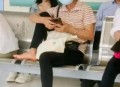 公交站椅子仅手机高,手机在家里充电时，人坐在凳子上，充电线经常被凳子脚压住，我想知道这样再用这个充电线会不会有危险？