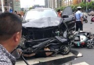 偷奔驰致严重车祸,大家，怎么避免奔驰立标被人？
