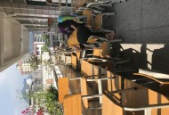 学生持凳砸向老师,学生放学后没立凳子老师让交钱当班费合法吗？