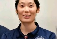 中国女排3比0比利时,澳门站中国女排3-0比利时队，第三局结束朱婷不停摸胡铭媛的头，当时发生了什么？