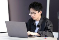 何同学年收入或千万,何同学一年收入