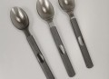 误吞勺子半年后发现,塑料勺子在油锅变形了油还能吃吗？