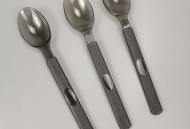 误吞勺子半年后发现,塑料勺子在油锅变形了油还能吃吗？